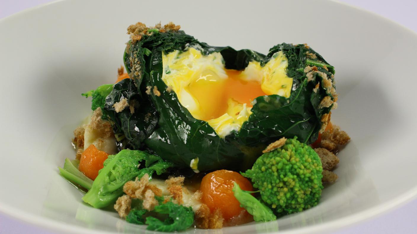 Scrigno di cavolo nero con uovo affogato, cardi e cime di rapa