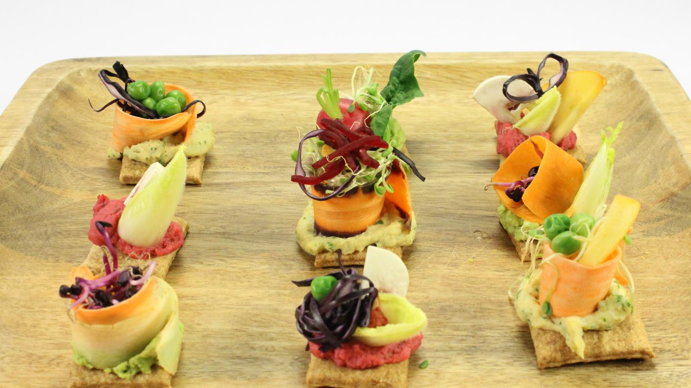 Scacchiera di pasta brisée con hummus tricolore e crudità