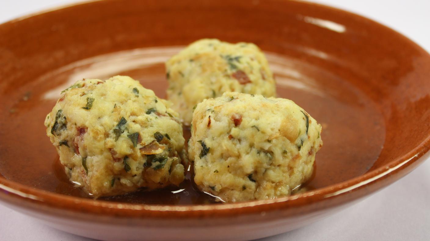 Canederli del contadino in brodo