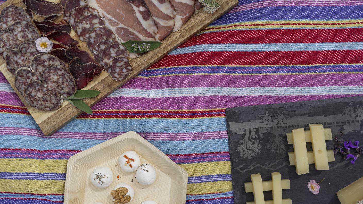 Tagliere con formaggi e salumi - pic nic