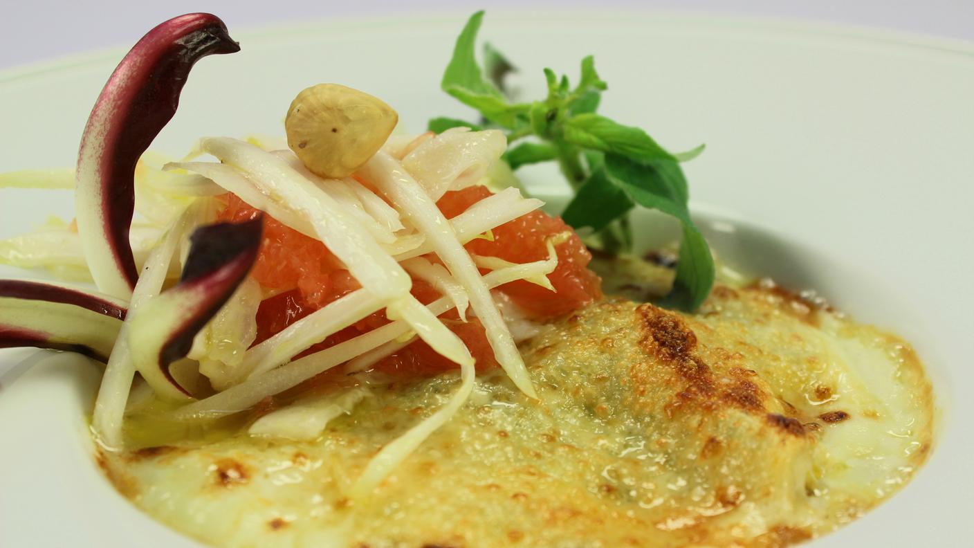 Raviolo aperto gratinato al radicchio tardivo e pere Martina al miele