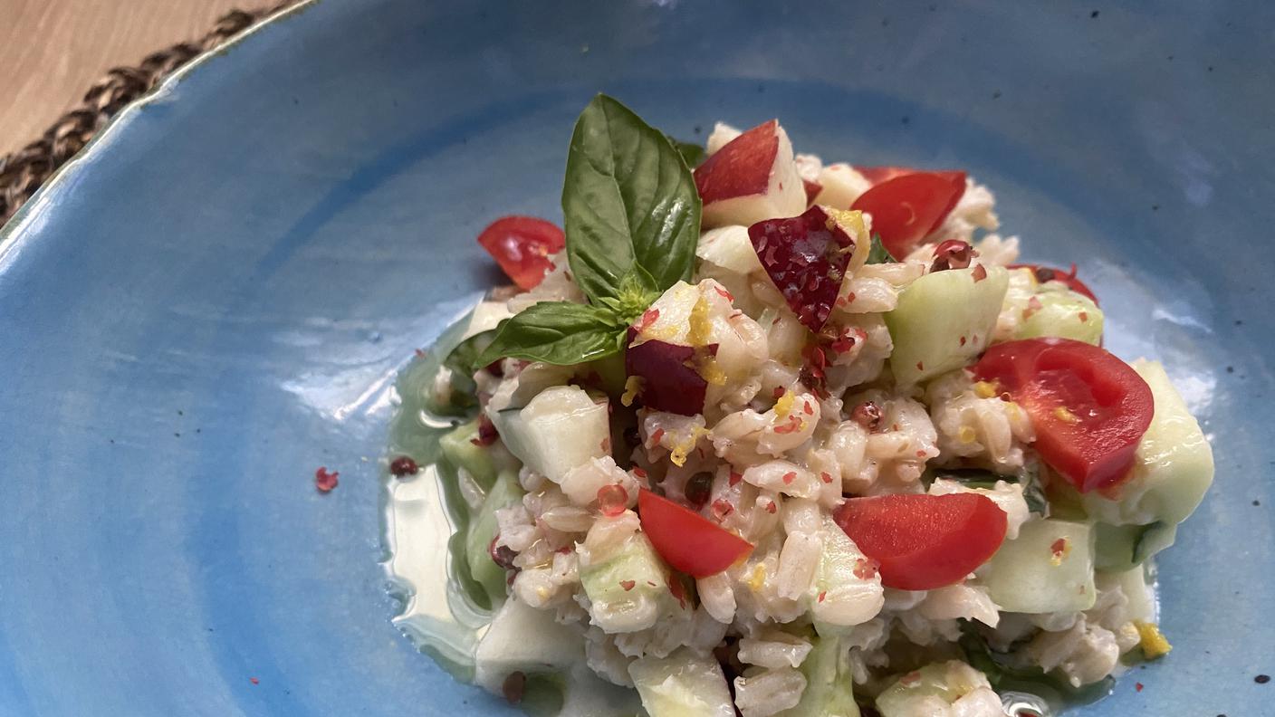 Insalata fredda di farro con pesche, pomodorini, cetrioli e basilico