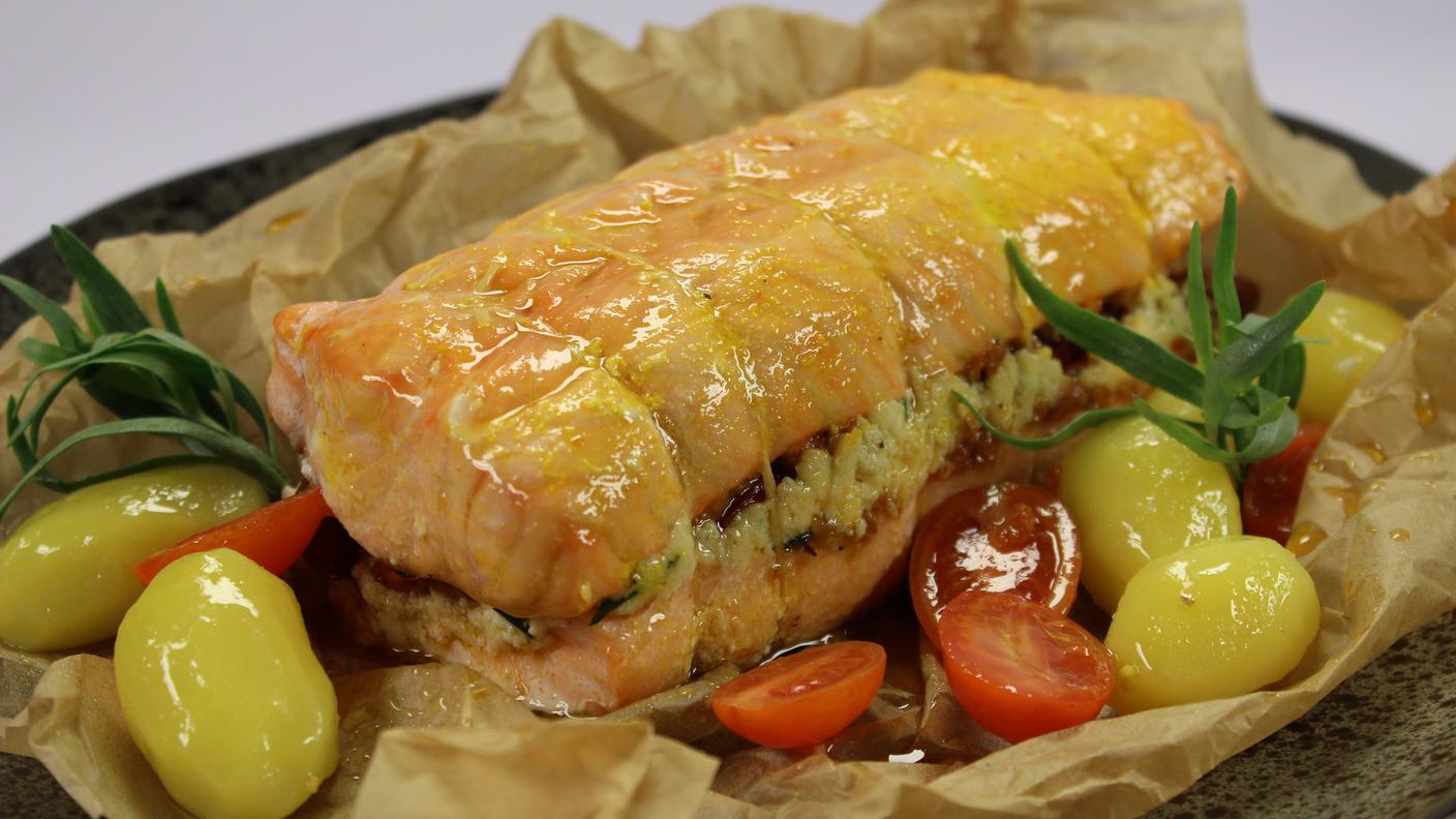 Arrosto di salmone al cartoccio con pomodorini secchi, dragoncello e ricotta fresca