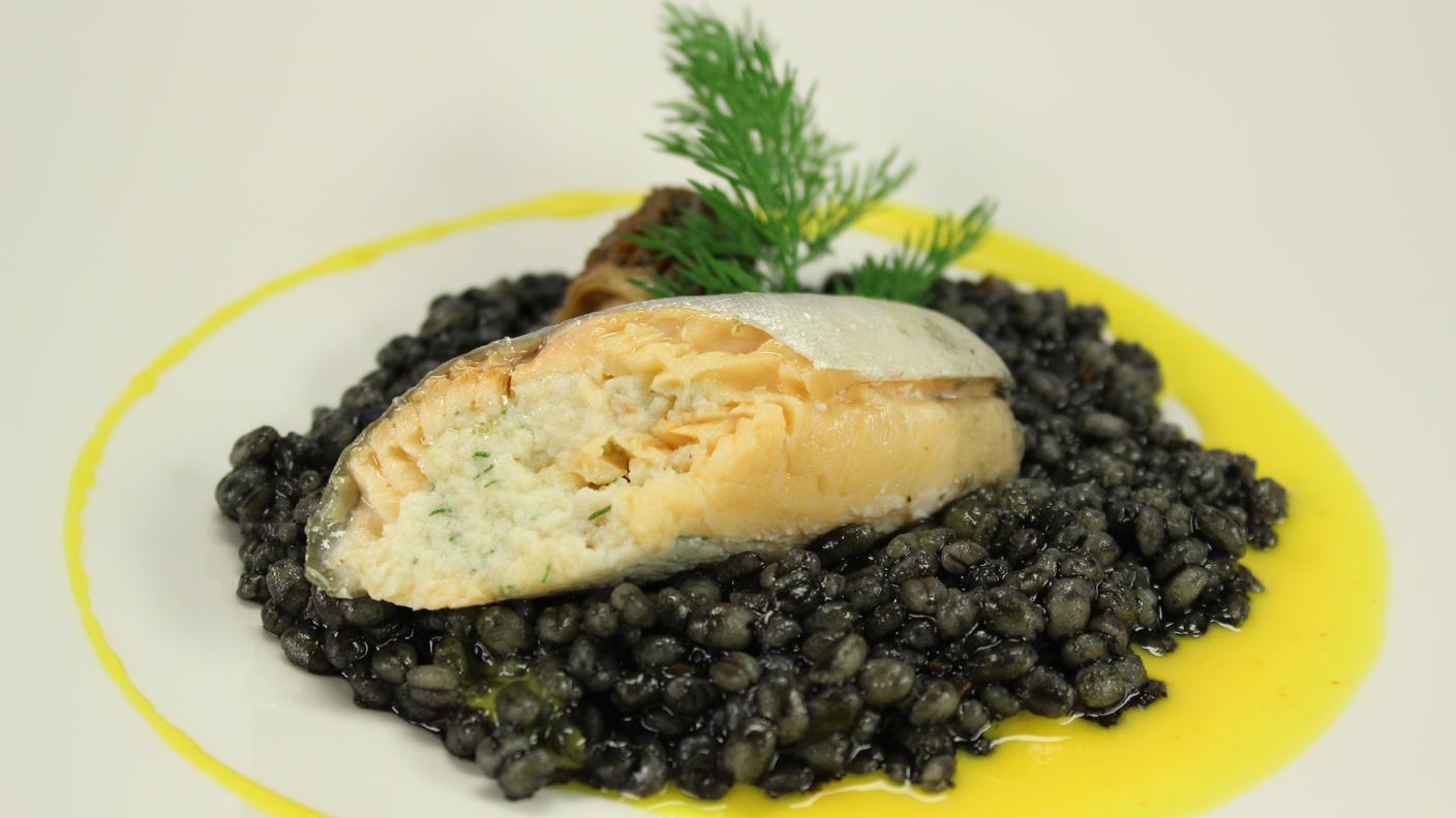 Galantina calda di salmerino e lucioperca, vellutata al vino e zafferano, spugnola farcita e zoccolo di orzotto al nero