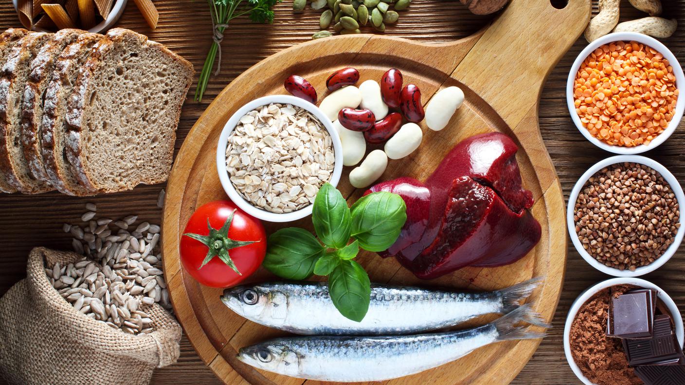 Pesce, pane, legumi, cereali, cibo d'autunno