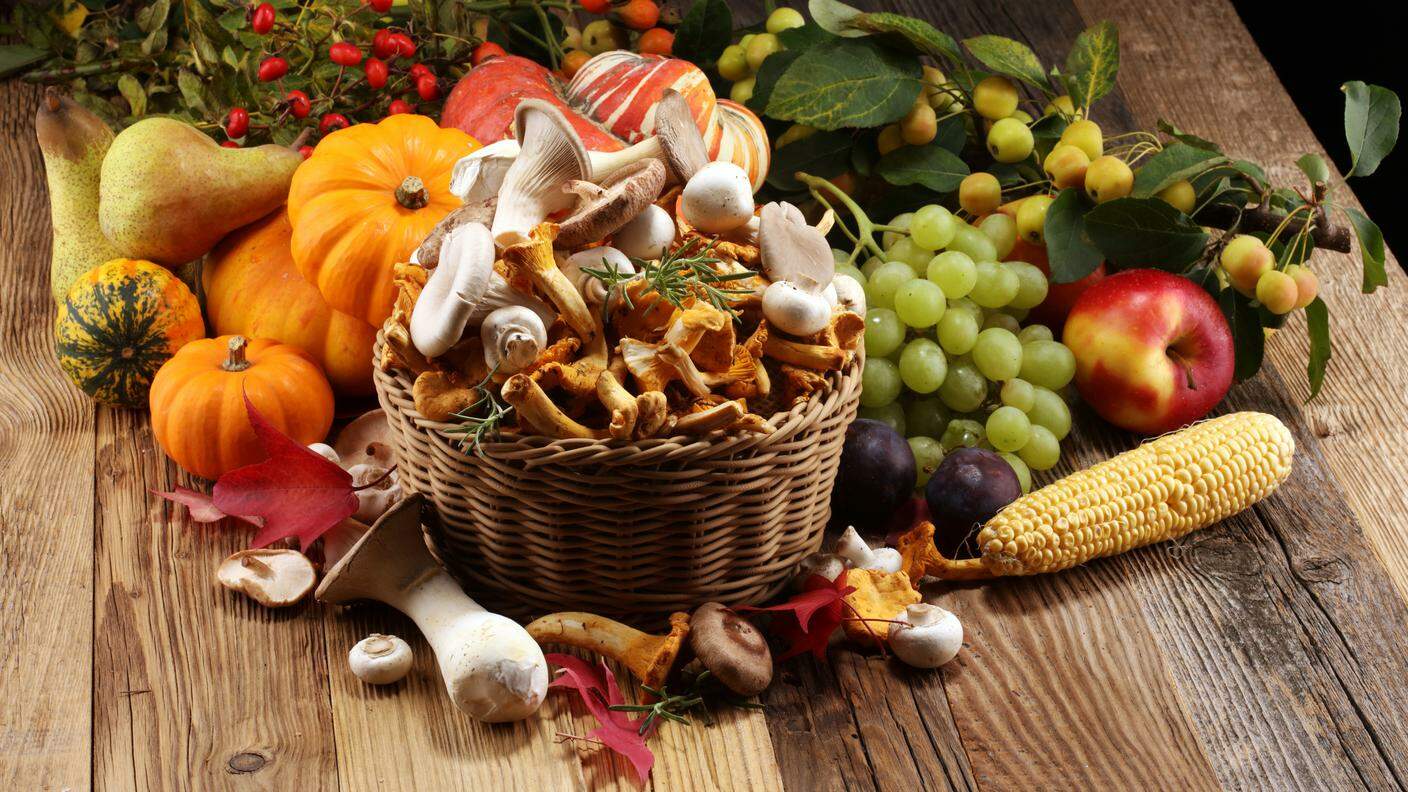 autunno, tavola, cibo, zucca, funghi, uva, cesto, spesa, star del mese ottobre