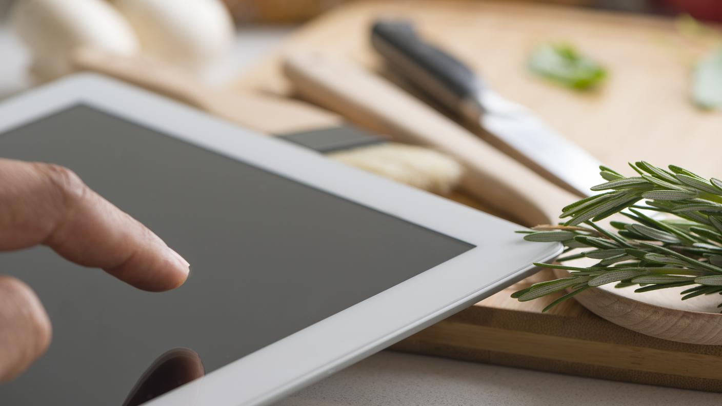 tablet in cucina, AI, chatGPT, intelligenza artificiale