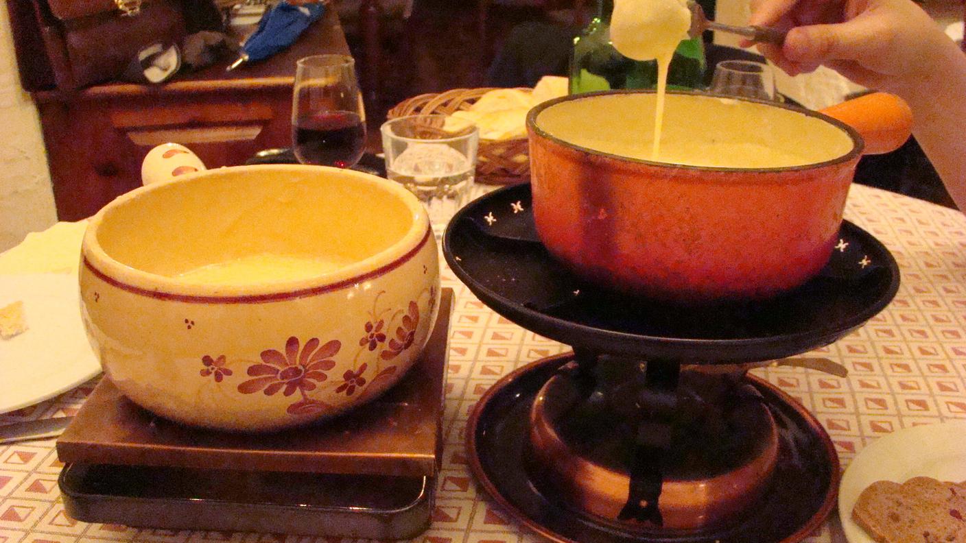 Dagli anni ‘50 caquelon, rechaud e le speciali forchette per mangiare la fondue entrano a far parte delle stoviglie della maggior parte delle famiglie svizzere. A partire dagli anni ‘60 preparati industriali pronti all’uso accresono ancora di più la popolartà di questo piatto. 