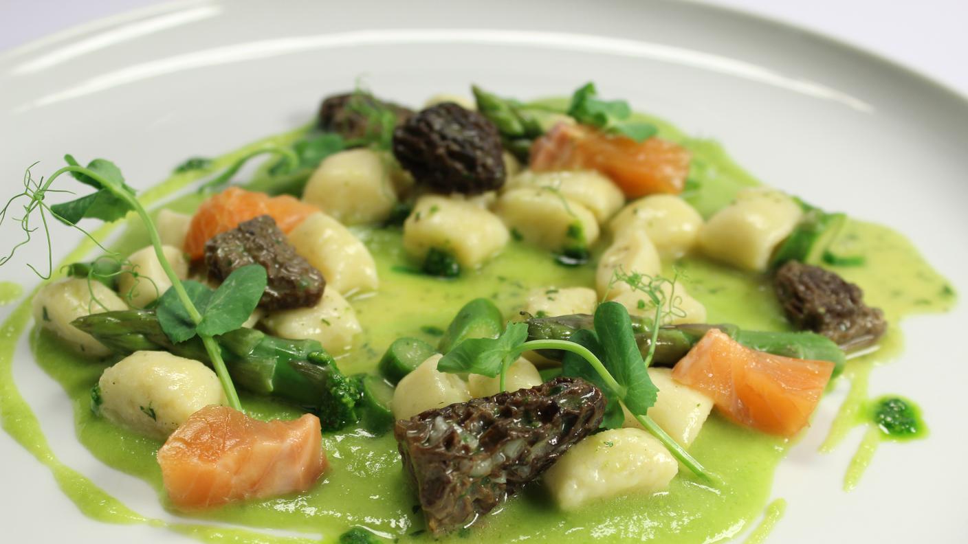 Gnocchetti di ricotta all’aglio orsino con salmerino, spugnole e asparagi