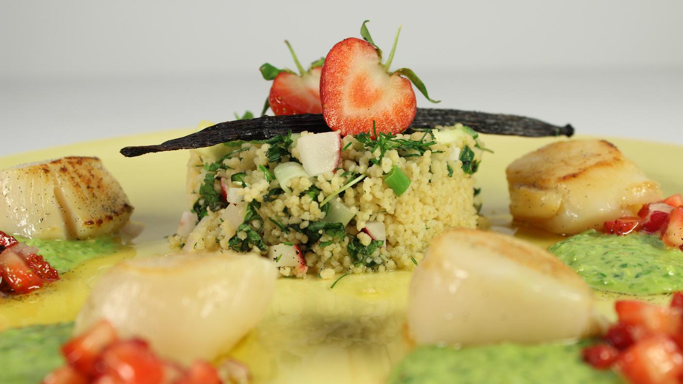 Couscous di farro primaverile con capesante marinate alla vaniglia, fragole e ravanelli