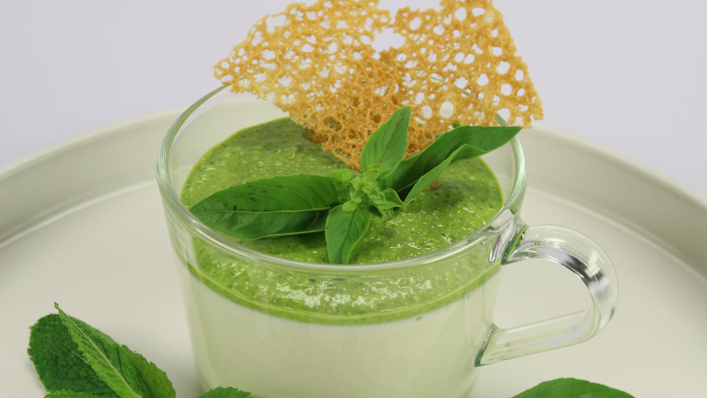 Pannacotta al büscion di capra con pesto alle 5 erbe e cialda croccante di farina