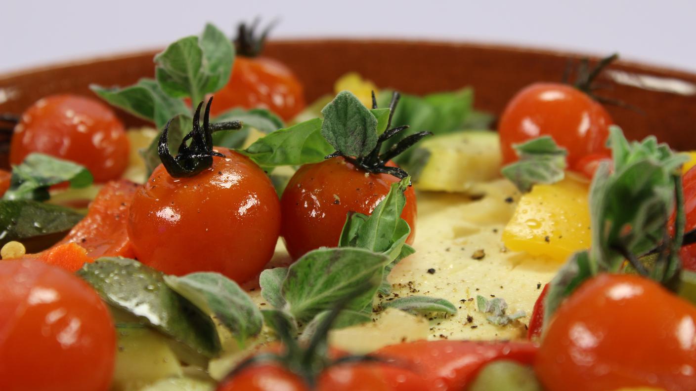 Feta al forno con ratatouille di zucchine