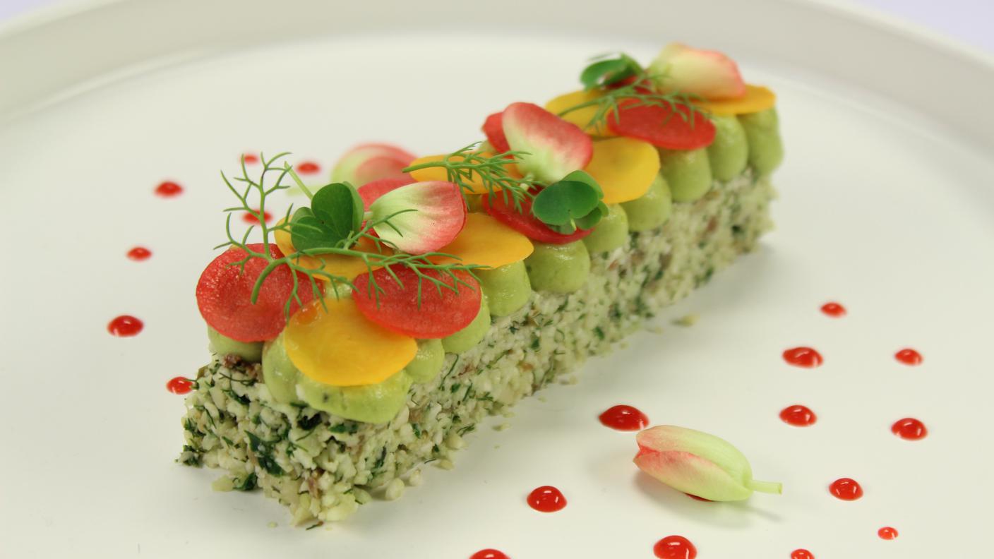 Terrina crudista di cavolfiore alle erbe con maionese di avocado, capperi e finocchietto