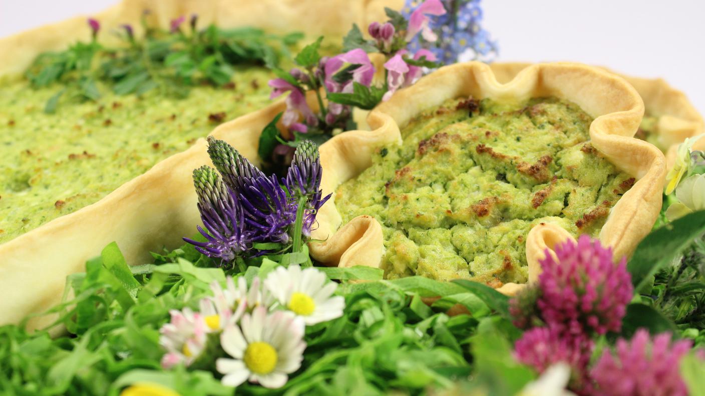 Torta di piselli su prato fiorito