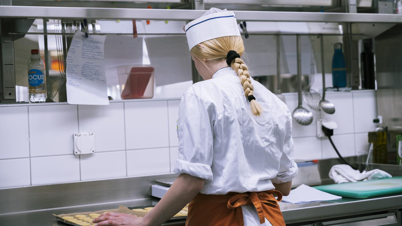 ragazza in cucina, trevano, cuoca al lavoro