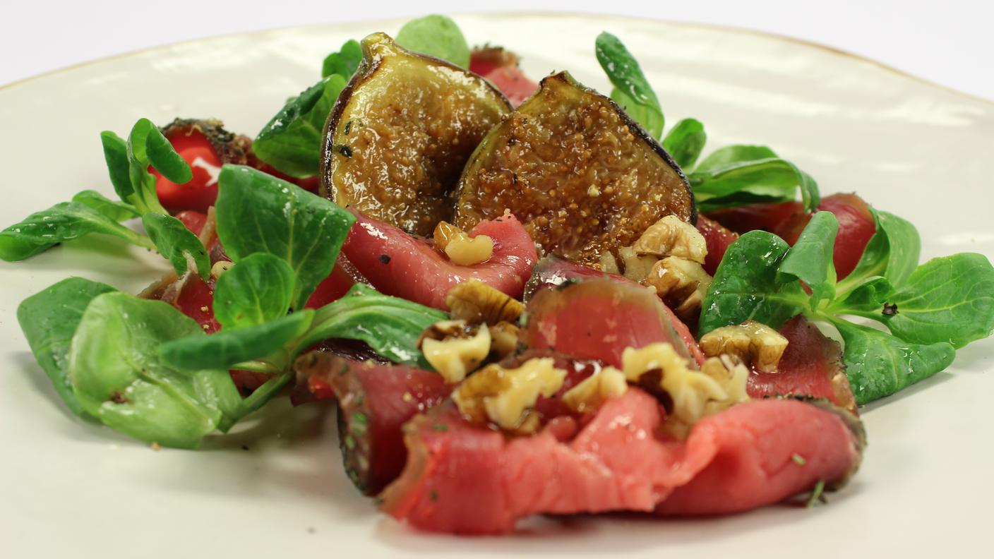 Filetto di manzo crudo marinato a secco, fichi arrostiti, soncino e vinaigrette agrodolce
