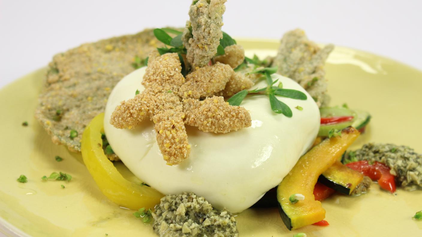 Burrata su verdure croccanti, fiori e tenerumi di zucchina in pastella e salsa ai semi di zucca