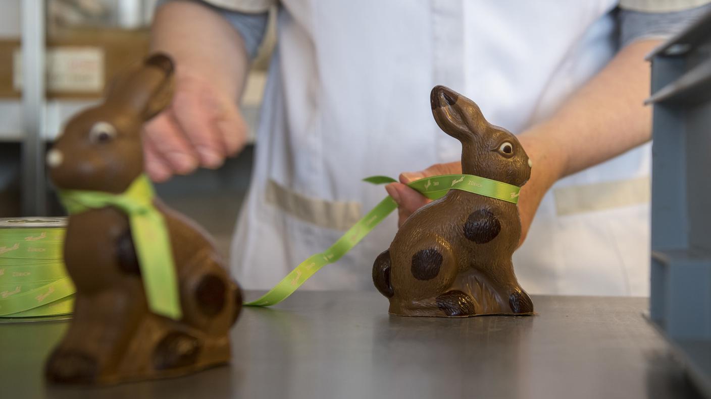 Produzione di coniglietti di cioccolato