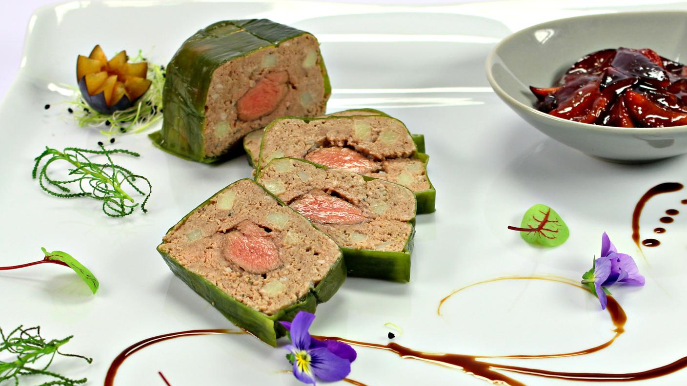 Terrina di capriolo alle mele cotogne candite con prugne al balsamico
