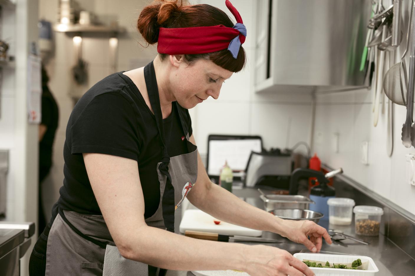Kira Ghidoni, chef e co-proprietaria dell'Osteria Bisnona di Contone