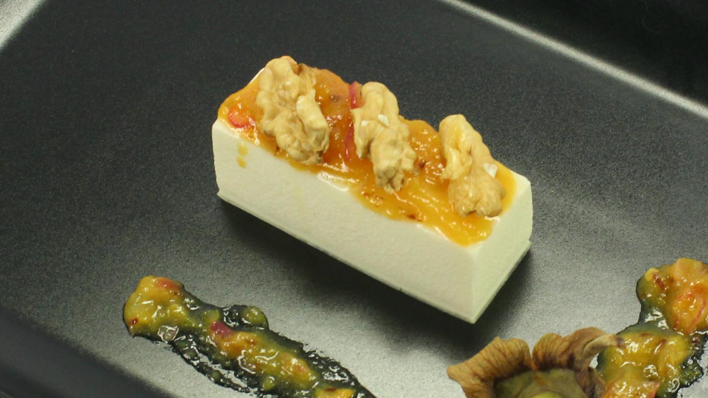 Panna cotta salata, chutney di cachi piccante e noci