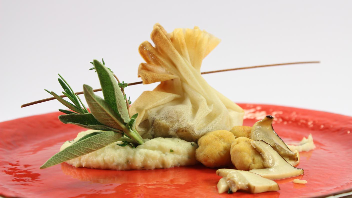 Bisaccina ai funghi porcini e polpette di lucioperca su purea di pastinaca alle erbe aromatiche