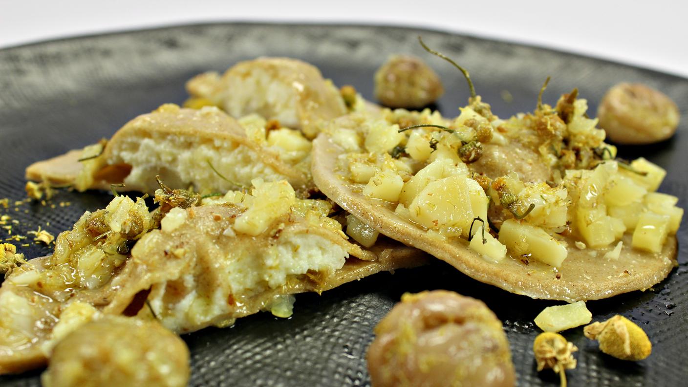 Ravioli di segale e castagne con i fiori di camomilla