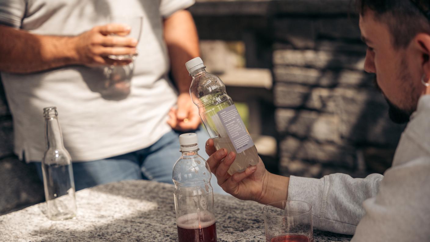 Degustazione della bevanda circolare che da nuovo valore al siero di latte, precedentemente prodotto di scarto, la Verzaschella