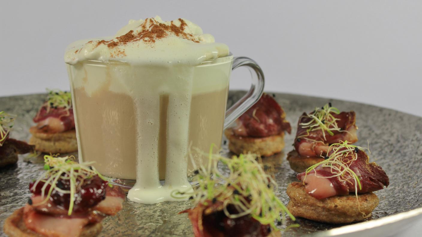 Blini con petto d’anatra affumicato, chutney di prugne e cappuccino di castagne 