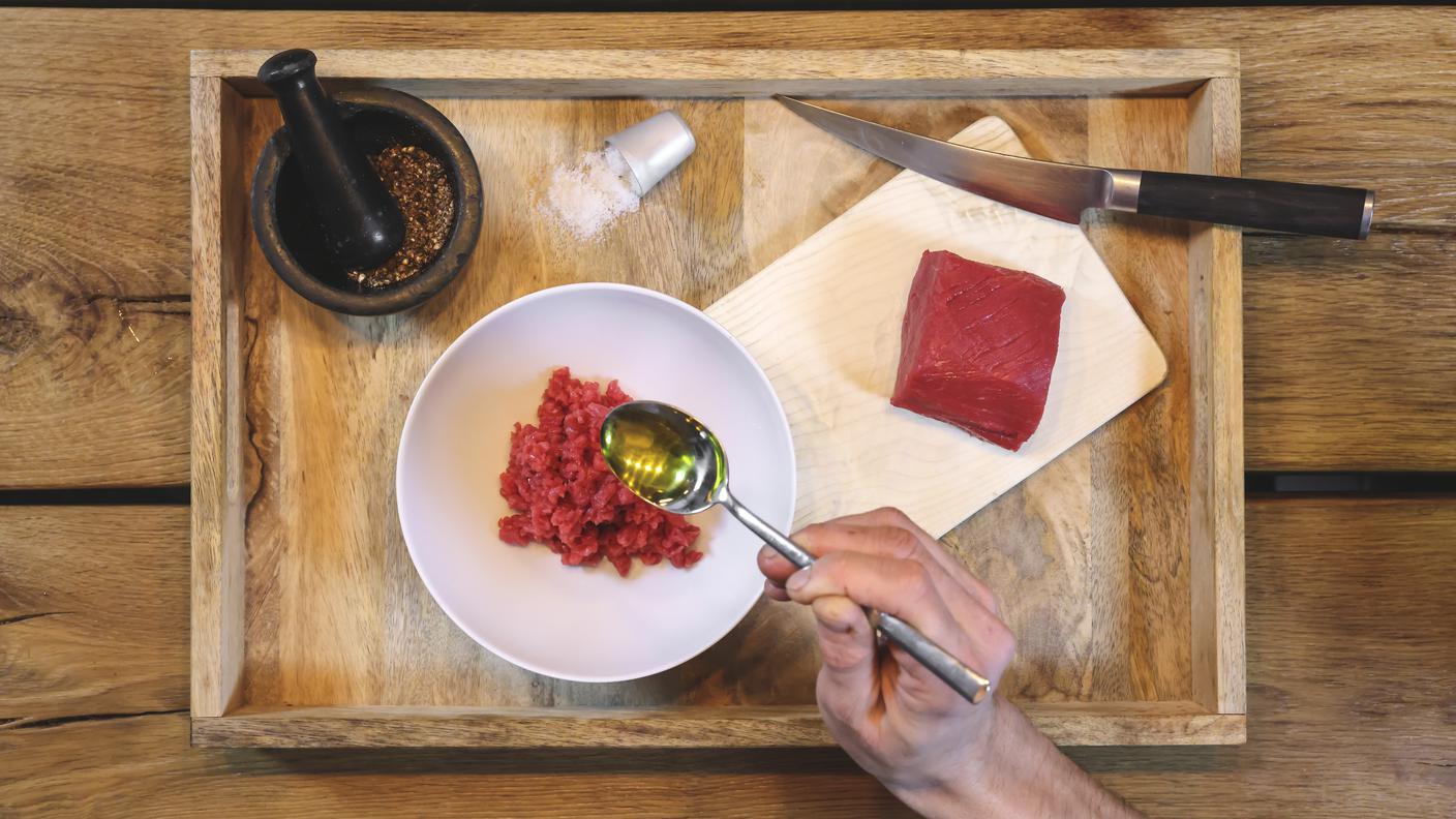 Trevor Appignani prepara una tartare di manzo