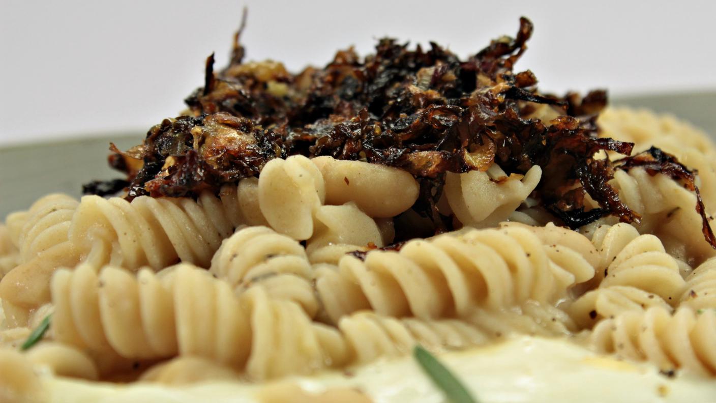Pasta e fagioli asciutta con radicchio e fonduta al pecorino