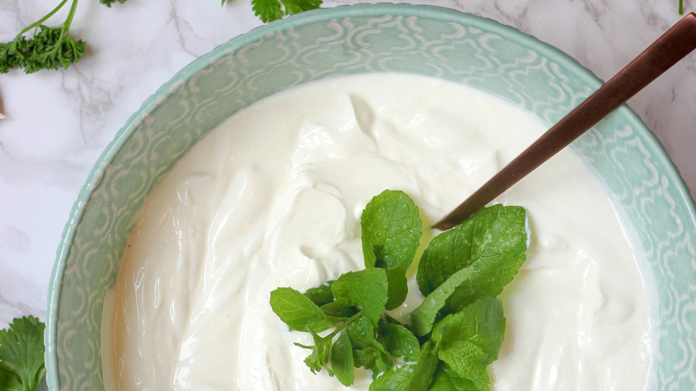 piatto circolare contenente dello yogurt