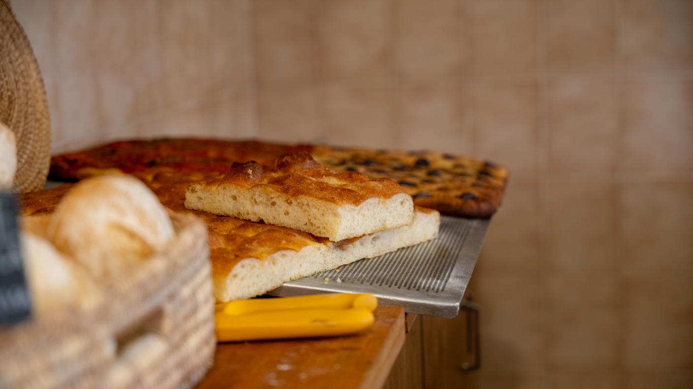pane/focaccia su un bancone di legno, PaneLento