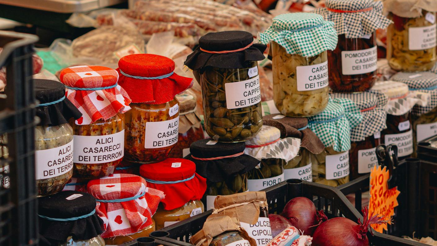 vasetti e conserve sott'olio e sott'aceto al mercato alimentare