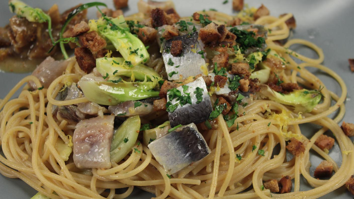 Pasta con pesce azzurro, puntarelle e fichi secchi