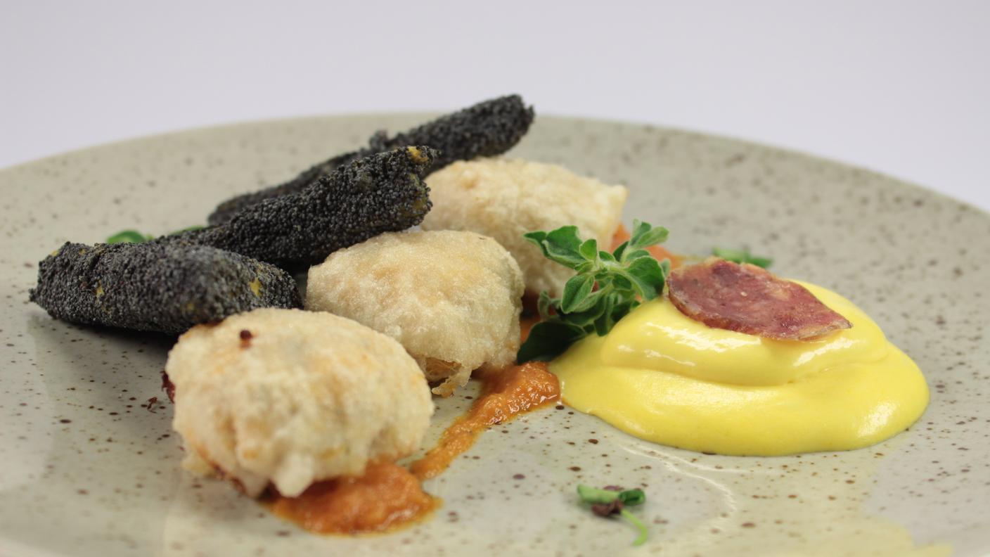 Polpettine di merluzzo in umido con fritte di polenta, spuma di risotto e chips di luganighe