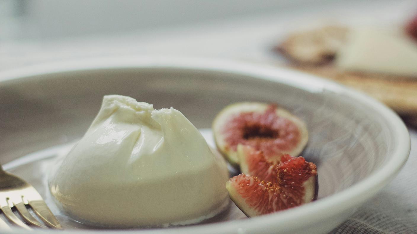 mozzarella e fichi in un piatto