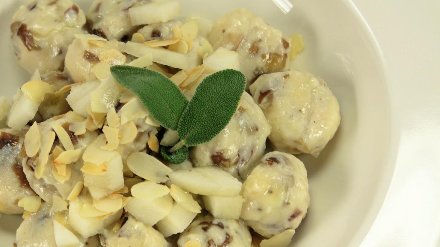 Gnudi di ricotta e radicchio con pere e mandorle tostate