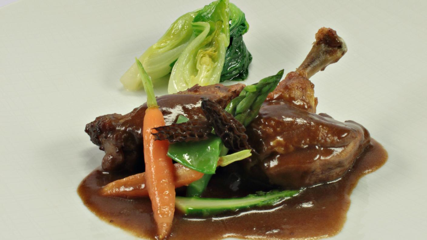Pollo brasato al vino rosso e pak-choi
