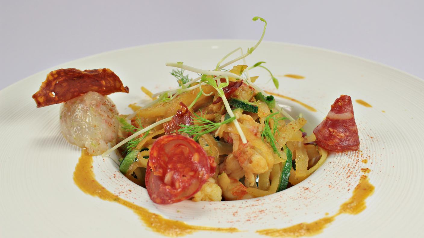 Scamphot: spaghetto di patate e zucchine con scampi e chorizo