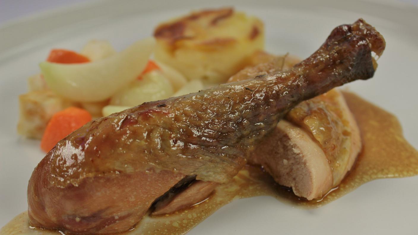Faraona in casseruola con gratin di patate e verdure glassate