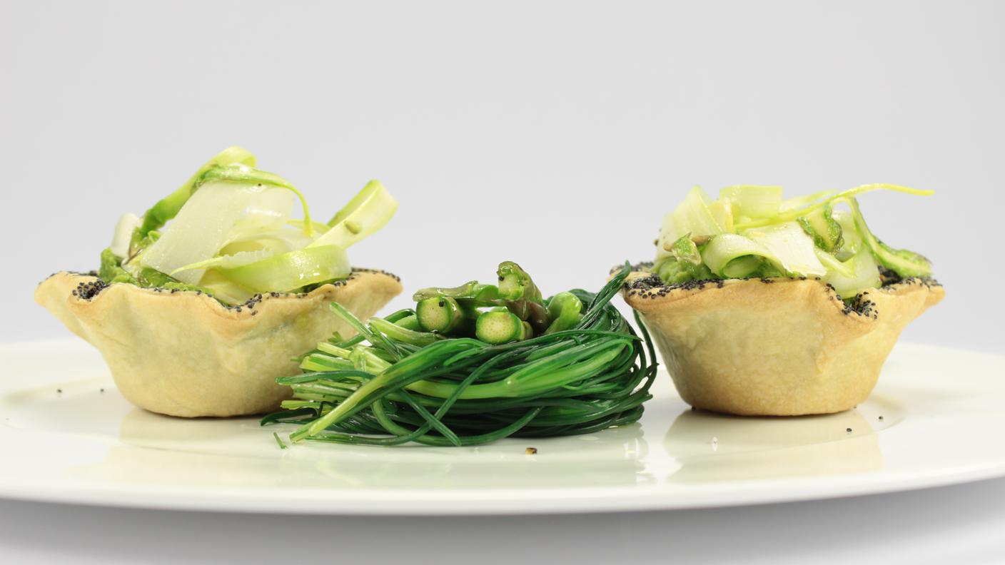 Cestini di mousse di piselli, cuore di caprino e verdure primavera