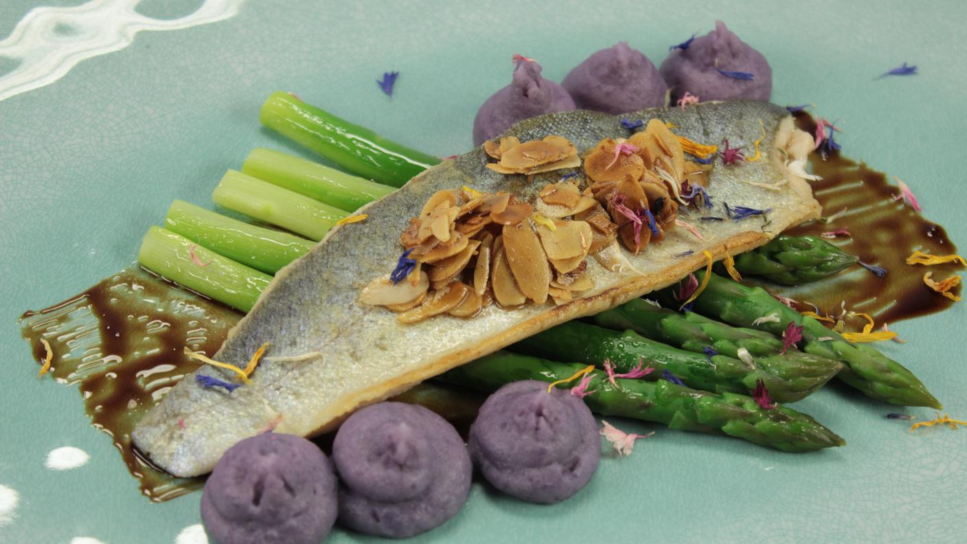 Filetto di trota alle mandorle con asparagi e purea di patate viola