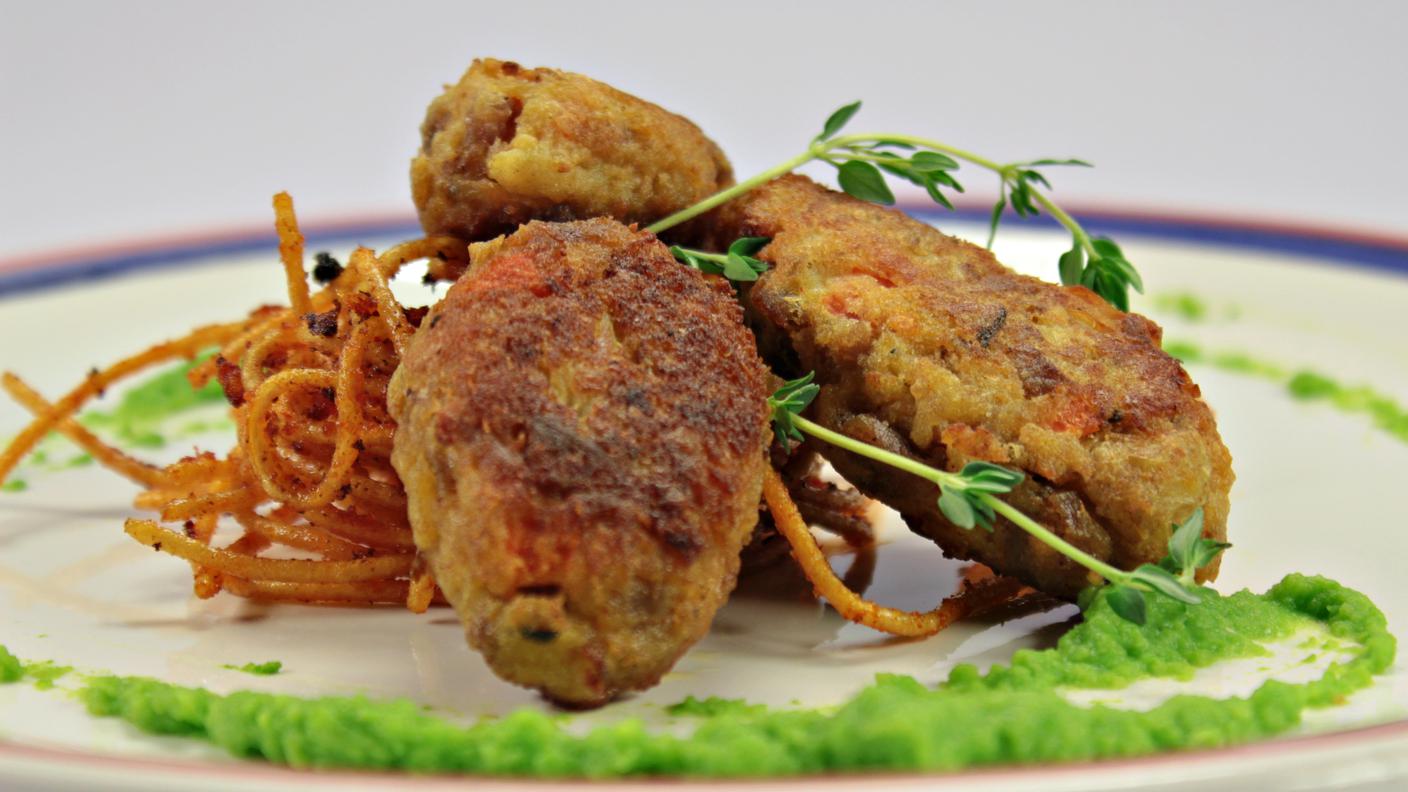 Crocchè di capretto su spaghetto fritto al pomodoro