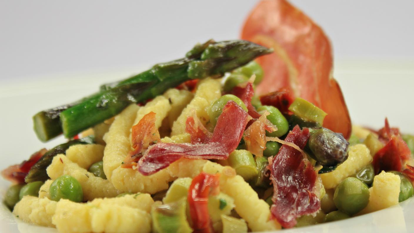 Passatelli asciutti con verdurine e prosciutto croccante