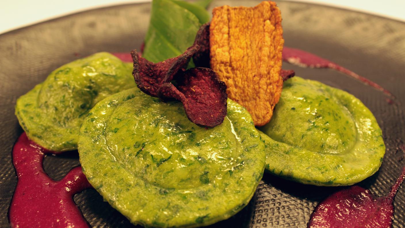 Ravioli all’aglio orsino ripieni di spugnole con salsa alla barbabietola