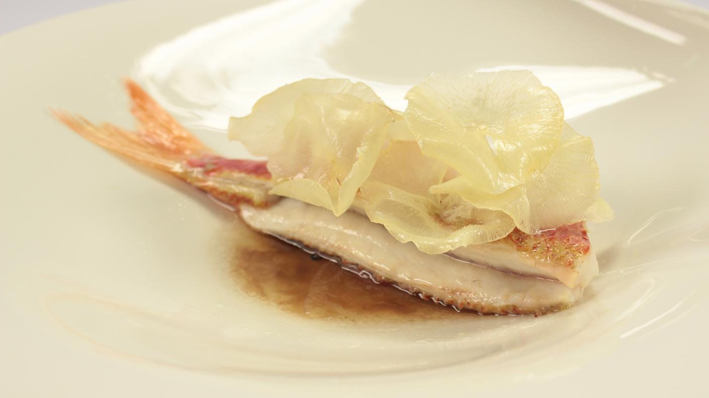 Pescado frito: pesce “fritto”con yuca su brodo al cacao e marmellata di cipolle al frutto della passione