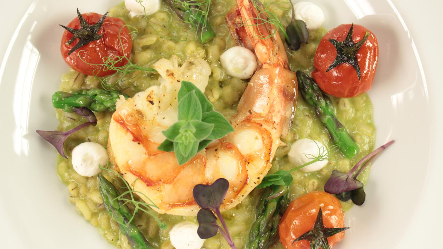 Orzotto agli asparagi, fiocchi di caprino al pepe, pomodorini confit e coda di gambero