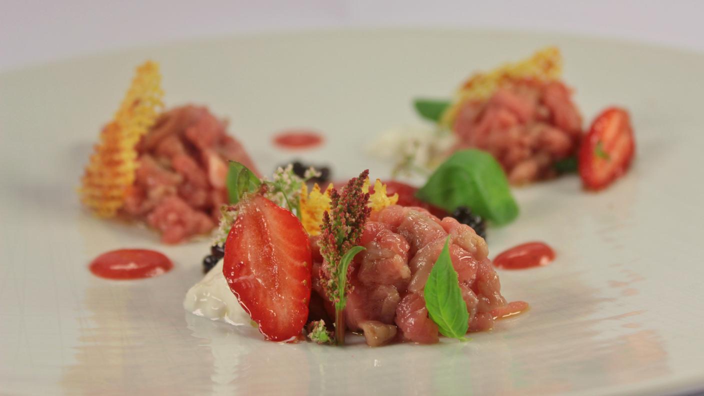 Battuta di filetto di vitello con fragole al basilico, burrata e aceto balsamico