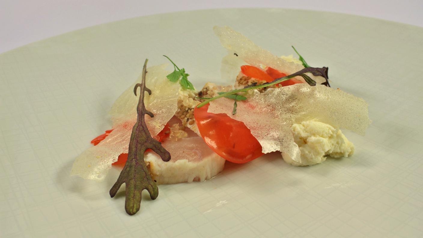 Tataki di storione e la sua spuma con cialda di riso, peperone arrosto e finger lime